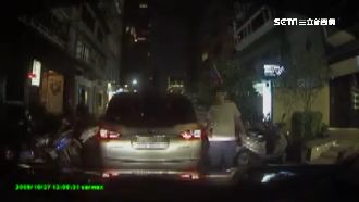 臨停遭「叭一聲」　駕駛暴怒急煞擋車