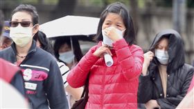 空污警戒  民眾戴口罩防護（1）台灣西半部29日因大氣擴散條件不佳，空氣一片霧茫茫，全台都受影響；環保署空氣品質監測網30日更新數據，北部、桃竹苗及中部地區空氣品質有明顯改善。不少走在台北街頭的民眾戴上口罩，防護自身健康。中央社記者吳翊寧攝  106年11月30日