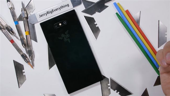 雷蛇Phone 2　耐得了刀割？