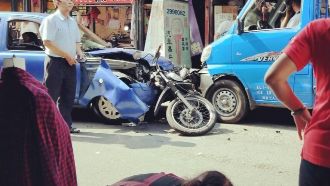 疑癲癇發作暴衝！追撞騎士再撞汽車