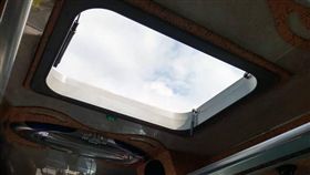 屏東,遊覽車,天窗被落山風吹走（圖／翻攝自爆廢公社）