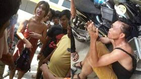 惡狼街頭騷擾「辣妹」　掀衣驚覺不對反遭爆弄一波
合成圖／翻攝自微博