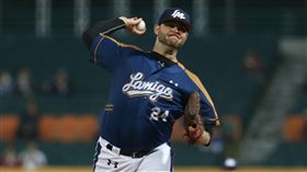 富邦新莊主場開幕戰　桃猿隊尼克斯先發中華職棒富邦悍將27日在新莊主場進行開幕戰，與Lamigo桃猿隊交手，桃猿隊尼克斯（Michael Nix）擔任先發投手。中央社記者張新偉攝　107年3月27日