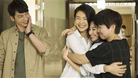 溫昇豪（左）與曾珮瑜、陳怡蓉、嚴藝文等人在《雙城故事》中感情融洽。（圖／青睞影視提供）