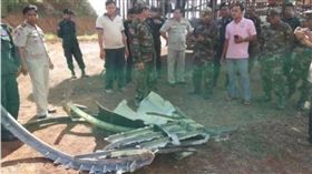 外星人出沒？柬埔寨柏威夏省有民眾昨（26）日聽到巨響，出去查看後，發現一堆從天而降的「神秘鐵片」。警方初步還無法斷定碎片是何物，但當地民眾紛紛認為是「外星人」降臨。（圖／翻攝自metro.co.uk）