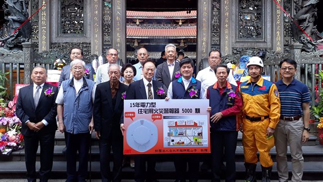 龍山寺熱心公益！捐搜救器材、住警器