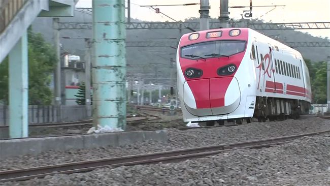 鳴笛30秒！普悠瑪重回傷心地致哀