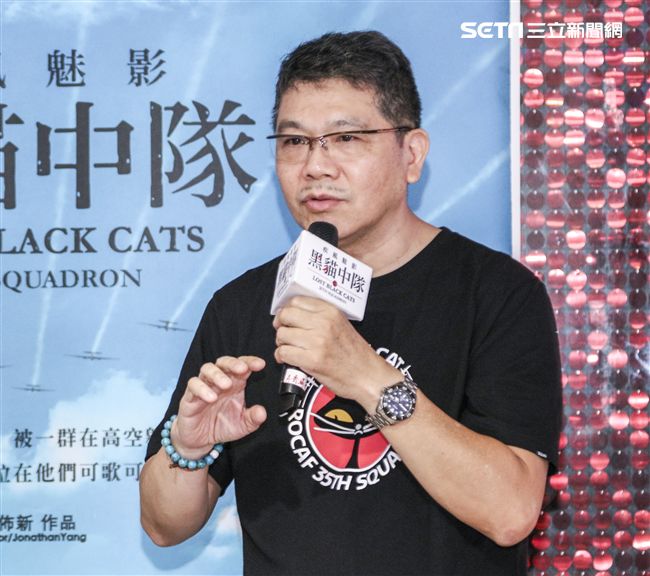 紀錄片「疾風魅影-黑貓中隊」導演楊佈新、黑貓中隊張立義教官、黑貓中隊烈士陳懷生義子陳靖。（記者林士傑/攝影）