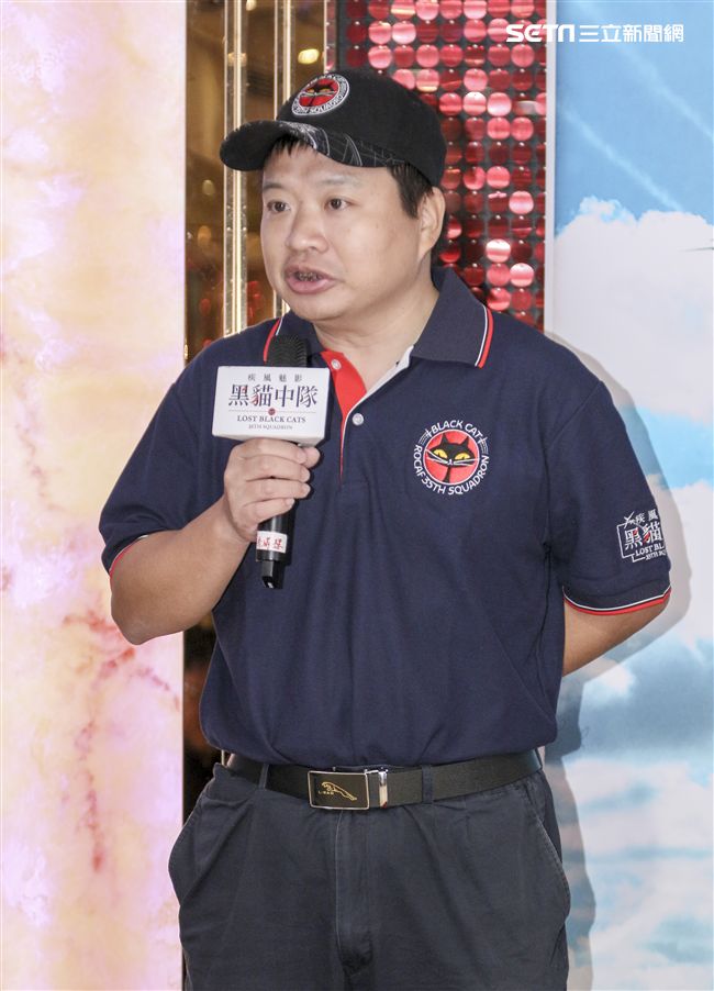 紀錄片「疾風魅影-黑貓中隊」導演楊佈新、黑貓中隊張立義教官、黑貓中隊烈士陳懷生義子陳靖。（記者林士傑/攝影）