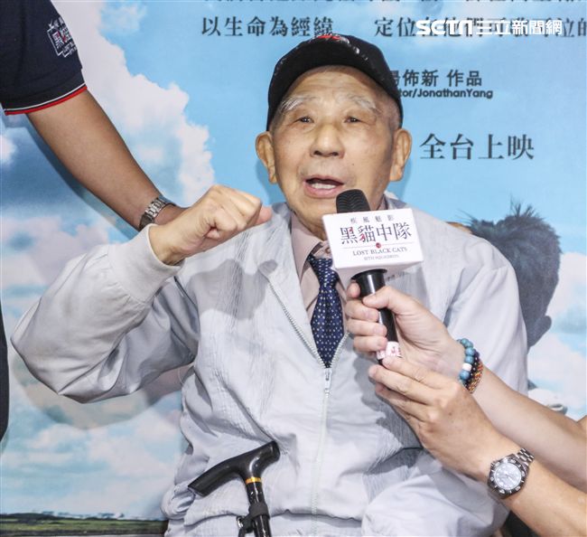 紀錄片「疾風魅影-黑貓中隊」導演楊佈新、黑貓中隊張立義教官、黑貓中隊烈士陳懷生義子陳靖。（記者林士傑/攝影）