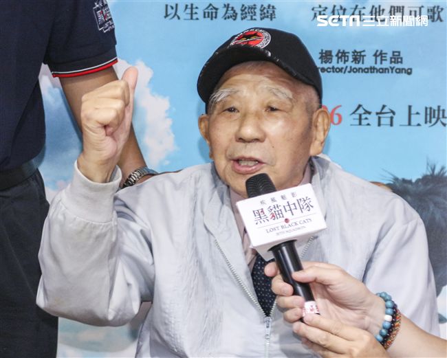 紀錄片「疾風魅影-黑貓中隊」導演楊佈新、黑貓中隊張立義教官、黑貓中隊烈士陳懷生義子陳靖。（記者林士傑/攝影）