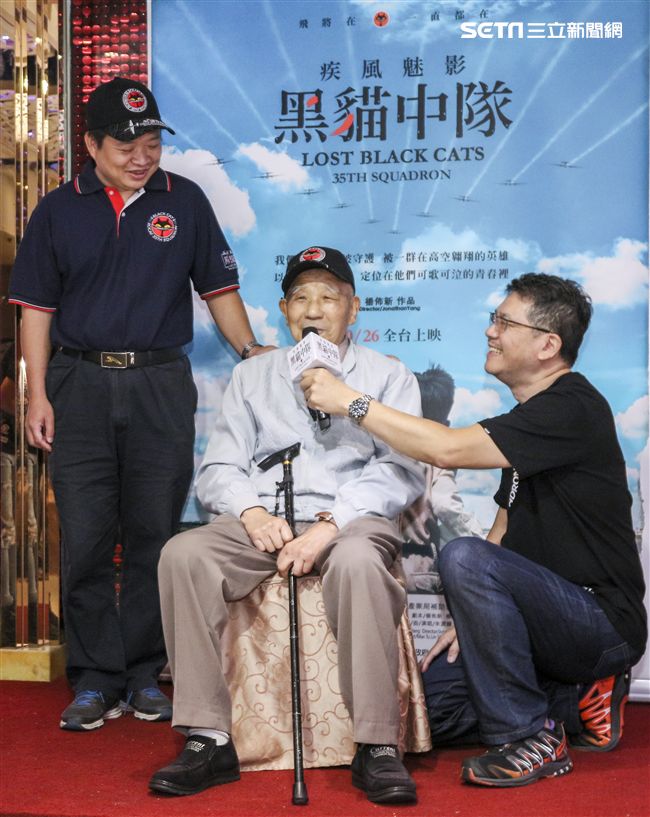 紀錄片「疾風魅影-黑貓中隊」導演楊佈新、黑貓中隊張立義教官、黑貓中隊烈士陳懷生義子陳靖。（記者林士傑/攝影）
