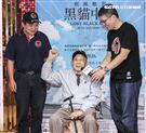 紀錄片「疾風魅影-黑貓中隊」導演楊佈新、黑貓中隊張立義教官、黑貓中隊烈士陳懷生義子陳靖。（記者林士傑/攝影）