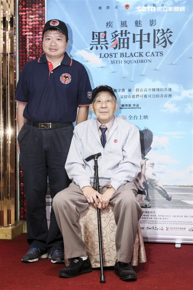紀錄片「疾風魅影-黑貓中隊」導演楊佈新、黑貓中隊張立義教官、黑貓中隊烈士陳懷生義子陳靖。（記者林士傑/攝影）