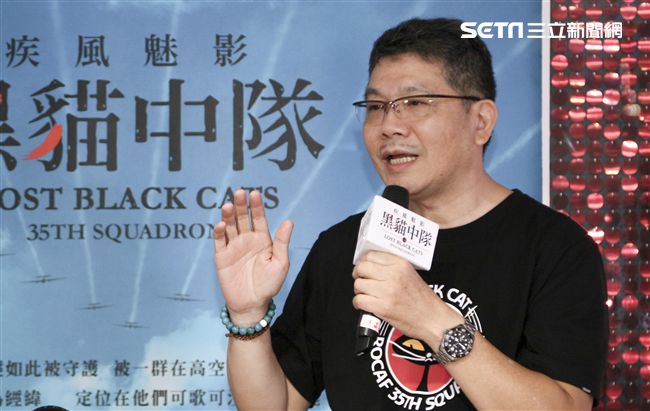 紀錄片「疾風魅影-黑貓中隊」導演楊佈新、黑貓中隊張立義教官、黑貓中隊烈士陳懷生義子陳靖。（記者林士傑/攝影）