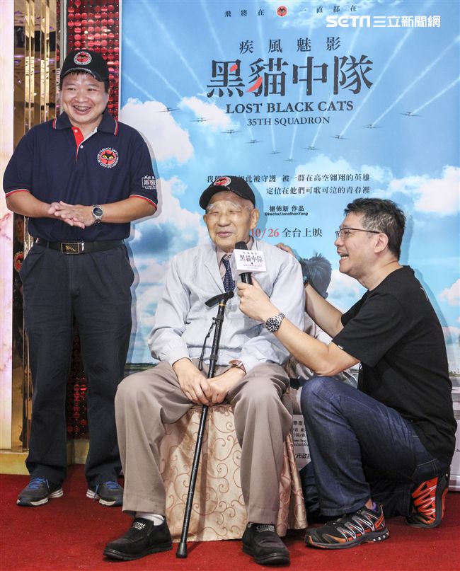 紀錄片「疾風魅影-黑貓中隊」導演楊佈新、黑貓中隊張立義教官、黑貓中隊烈士陳懷生義子陳靖。（記者林士傑/攝影）