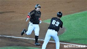 桃猿劉時豪敲出滿貫全壘打。（圖／記者王怡翔攝影）