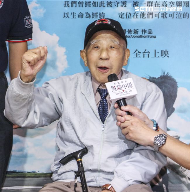 紀錄片「疾風魅影-黑貓中隊」導演楊佈新、黑貓中隊張立義教官、黑貓中隊烈士陳懷生義子陳靖。（記者林士傑/攝影）