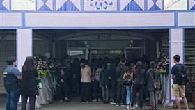 朱永照女兒與男友交換戒指　親友見證普悠瑪列車事故，罹難導遊朱永照的大女兒27日在父親靈堂前和男友交換戒指，並邀請親友見證，盼讓父親一路好走、沒有罣礙。中央社記者盧太城台東攝 107年10月27日