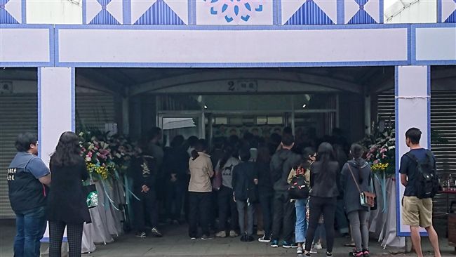 爸爸放心…朱永照女兒靈堂前換戒訂婚