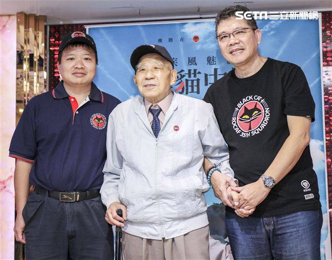 紀錄片「疾風魅影-黑貓中隊」導演楊佈新、黑貓中隊張立義教官、黑貓中隊烈士陳懷生義子陳靖。（記者林士傑/攝影）