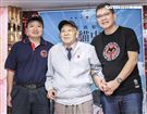 紀錄片「疾風魅影-黑貓中隊」導演楊佈新、黑貓中隊張立義教官、黑貓中隊烈士陳懷生義子陳靖。（記者林士傑/攝影）