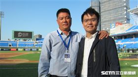 ▲陳瑞振（左）與梁功斌搭檔台語播球。（圖／記者蕭保祥攝影）