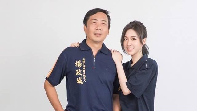 超正馬尾妹幫議員父站台　網友全瘋了