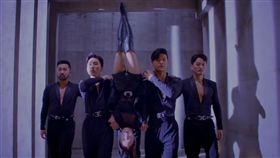 BoA 寶兒《WOMAN》MV竟然以倒立出場。（圖／翻攝自YouTube）