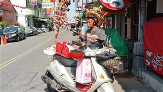 我想堅強活著！翁日騎近百里賣糖葫蘆