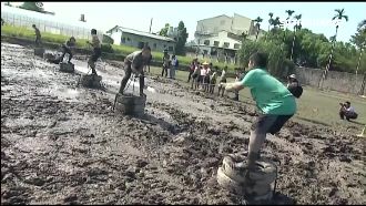 吃土了！農田泥巴戰700人嗨玩遊戲