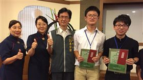 父母離異阿嬤罹癌　兄弟努力學業同獲獎學金同為大學生的林胤廷（右）與林易叡（右2）兩兄弟，面對家中陷入經濟困境、父母離異、照顧他們的阿嬤罹癌，仍彼此扶持，在學業上更加努力，27日兩人獲得慈濟新芽獎學金鼓勵。中央社記者郝雪卿攝　107年10月27日