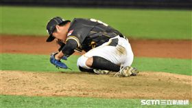 陳禹勳遭強襲球擊中退場。（圖／記者王怡翔攝影）