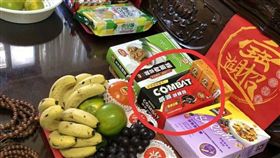 阿嬤,滅蟑盒,供桌,拜拜（圖／翻攝自爆怨公社臉書）