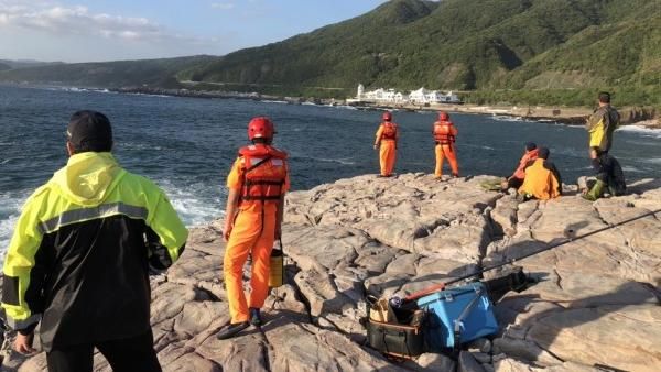 釣客遭大浪捲落海　礁岩深處尋獲遺體