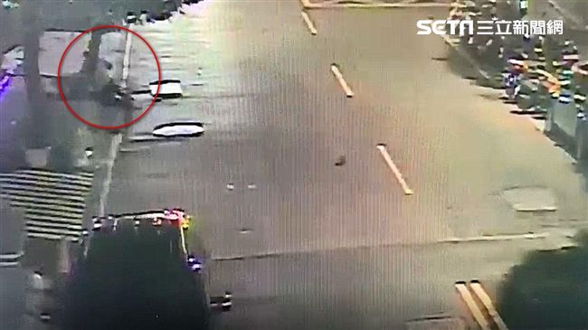 爭風吃醋搶1女　2男竟在大街上互砍