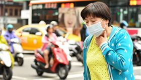 空氣汙染、交通廢氣恐增加肺阻塞罹病風險，出現喘咳痰症狀勿輕忽，應盡早就醫診治。（示意圖／公關照）