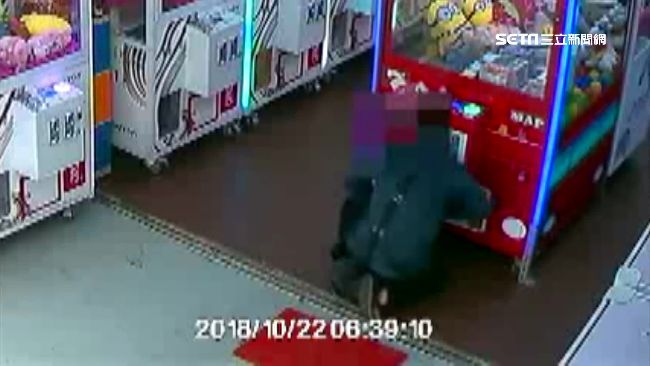 撬娃娃機台偷錢　賊為治裝花光萬元