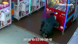 撬娃娃機台偷錢　賊為治裝花光萬元