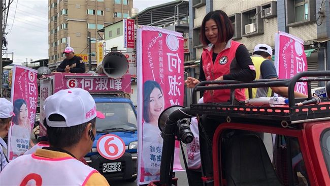 何淑峰掃街拜票！民眾舉牌喊「支持」