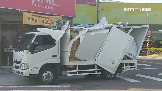 這下糗了…貨櫃車卡高架硬過車體半毀