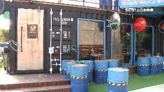 每天吵到四五點！酒吧門口遭鄰居潑屎