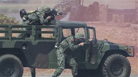 漢光34號  標槍飛彈對準淡水河口漢光34號演習，隸屬陸軍六軍團的關渡指揮部5日在淡水河口，針對河防實施反突擊、反滲透演練，阻止敵人突入首都中樞地帶。演訓官兵駕著搭載標槍飛彈的悍馬車，朝淡水河口警戒。中央社記者徐肇昌攝  107年6月5日