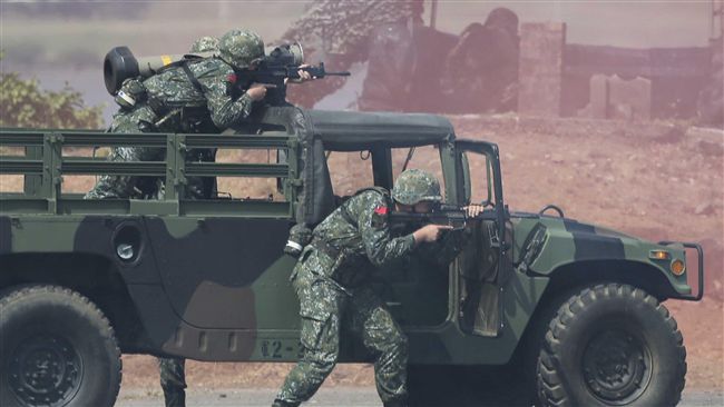 海陸悍馬爆胎暴衝　險連人帶車翻河溝