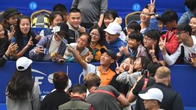 曾俊欣與球迷們合照。（圖／翻攝自ITF官網）