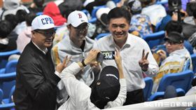 吳志揚與郝龍斌一同在桃園棒球場觀賞台灣大賽。（圖／記者王怡翔攝影）