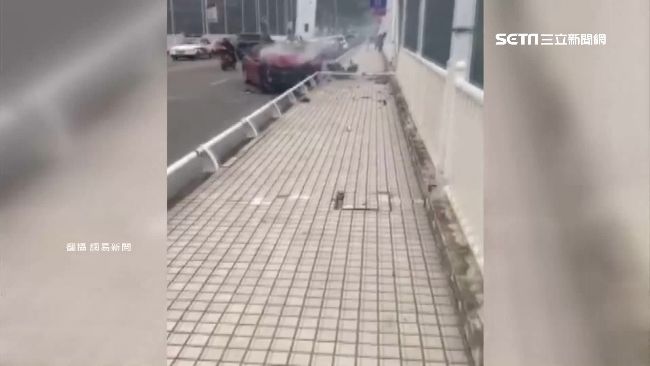 疑閃車撞護欄！陸巴士墜入長江滅頂