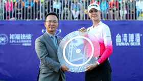 科達（右）從裙襬搖搖高爾夫基金會長王政松手中接下冠軍盃。（圖／裙襬搖搖高爾夫基金會提供）