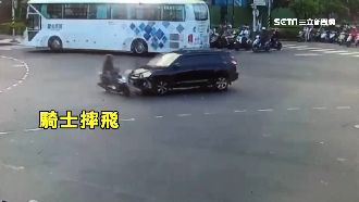 左轉搶快！機車變「保齡球」波及路人
