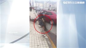 疑閃車撞護欄! 陸巴士墜橋滅頂多人死